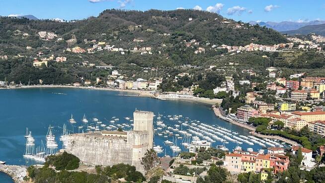 Marina di Carrara Italia 100 m 100 m od plaży