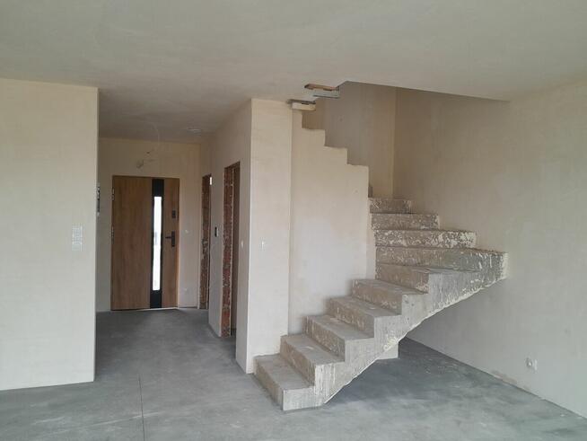 Nowe domy z ogródkami nad zalewem