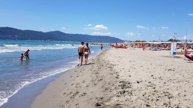 Marina di Carrara Italia 100 m 100 m od plaży