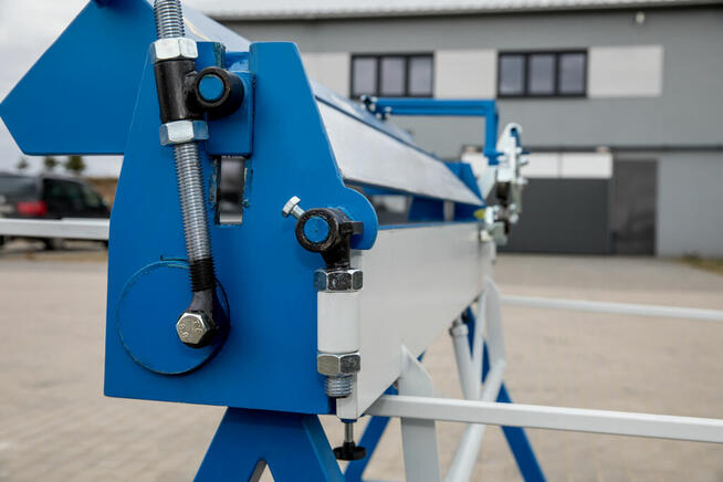 Zaginarka segmentowa Z20x1500 z nożem krążkowym.