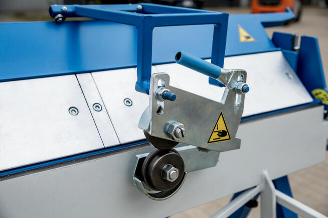 Zaginarka segmentowa Z20x1500 z nożem krążkowym.