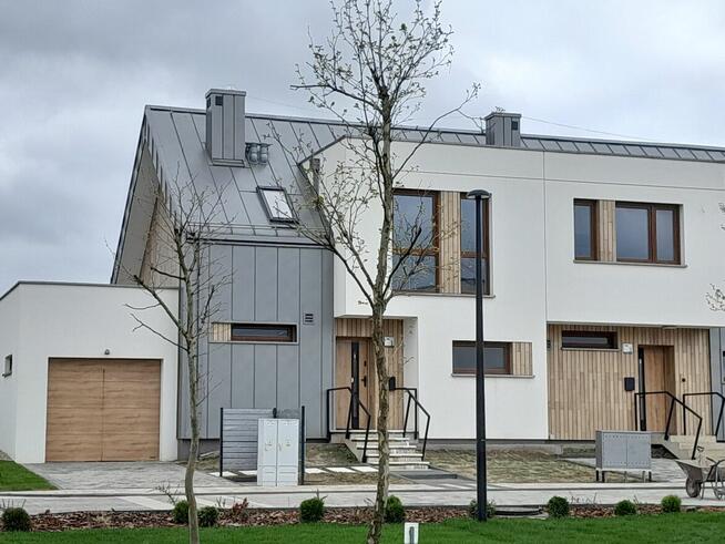 Nowe domy z ogródkami nad zalewem