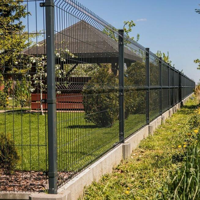 Montaż ogrodzeń betonowych oraz panelowych.