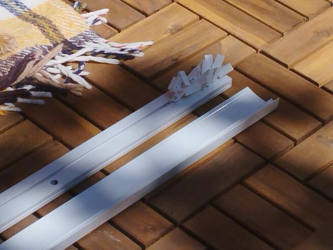 Karnisz biały z żabkami i listwą