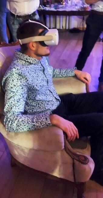 VR obsługa na evencie-osoba obsługująca biegle google oculus