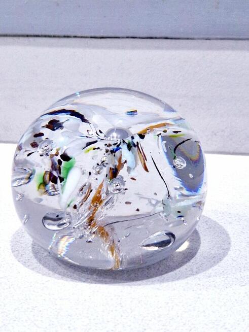 Duża kryształowa kula z kolorami