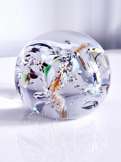 Duża kryształowa kula z kolorami
