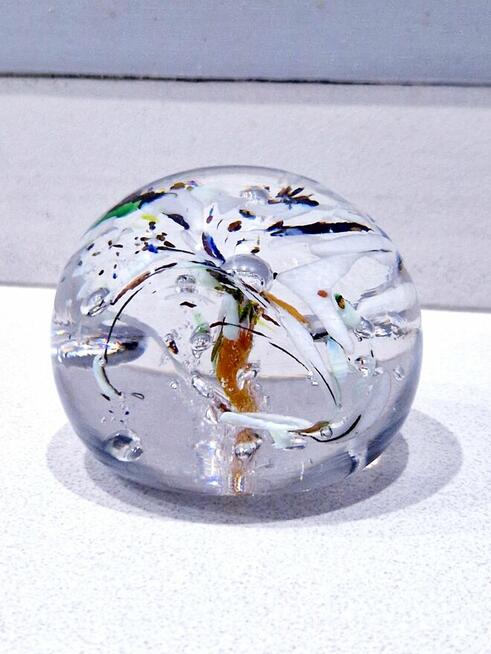 Duża kryształowa kula z kolorami
