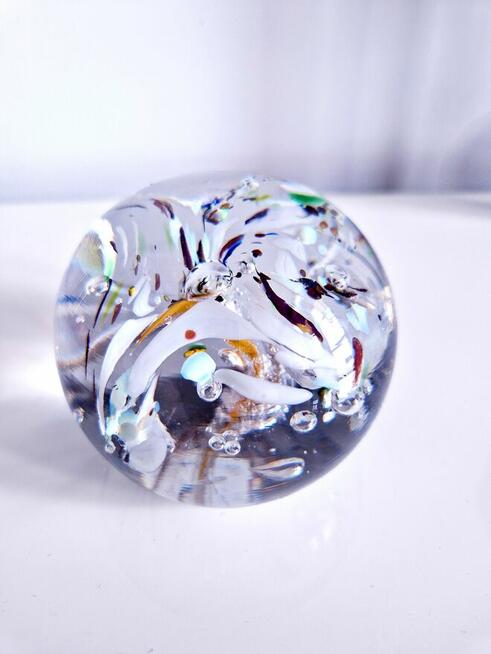 Duża kryształowa kula z kolorami