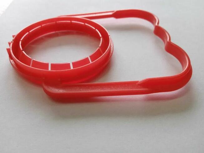 Uchwyty plastikowe / czerwone do butelek 5 L,