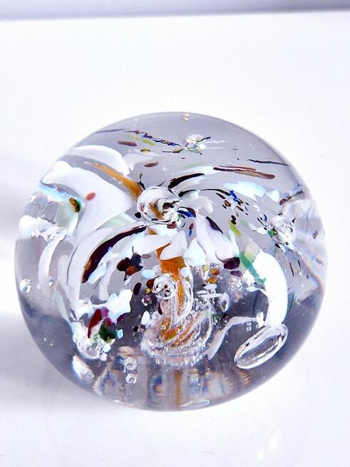 Duża kryształowa kula z kolorami