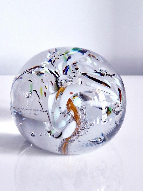Duża kryształowa kula z kolorami
