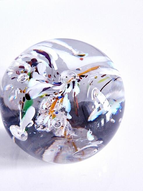 Duża kryształowa kula z kolorami