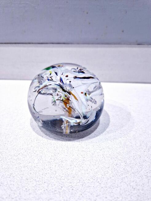 Duża kryształowa kula z kolorami