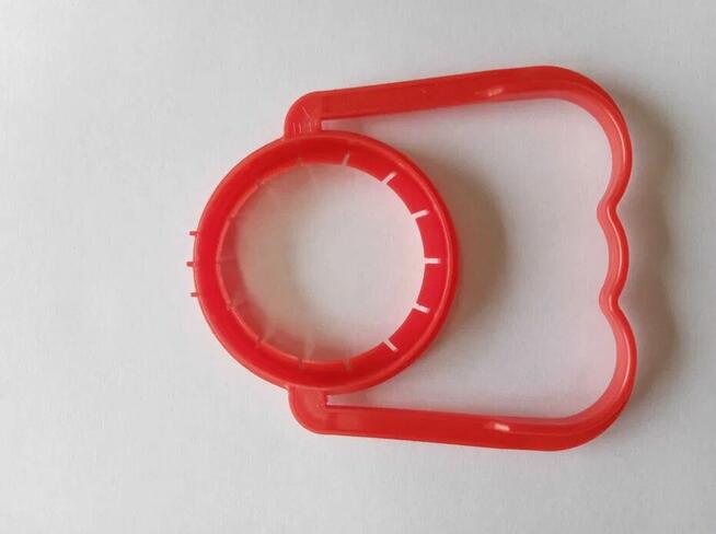 Uchwyty plastikowe / czerwone do butelek 5 L,
