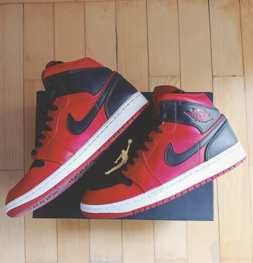 Air Jordan 1 Mid red