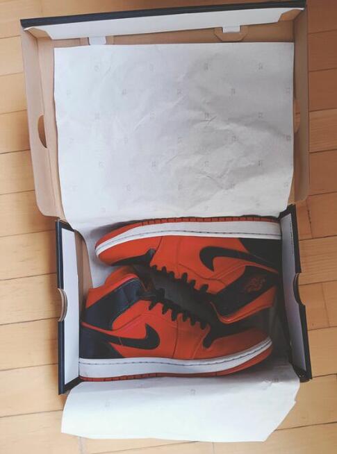 Air Jordan 1 Mid red