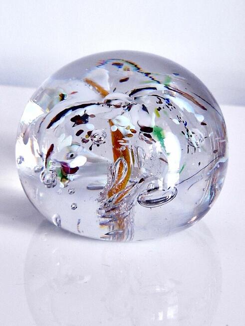 Duża kryształowa kula z kolorami