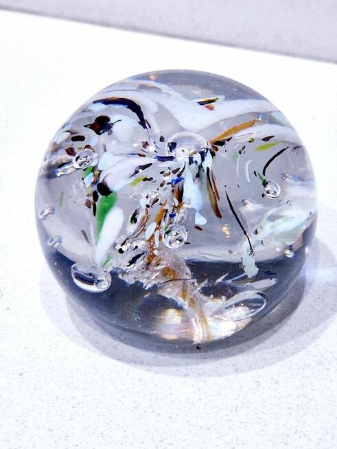 Duża kryształowa kula z kolorami