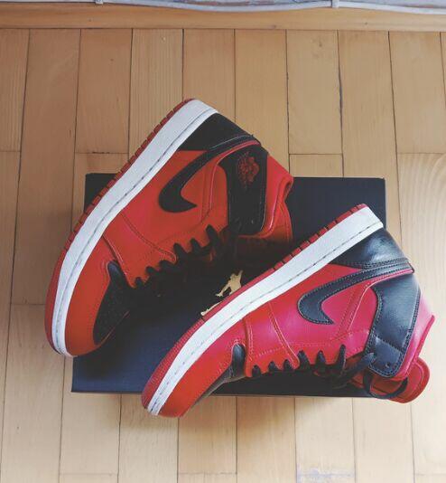 Air Jordan 1 Mid red