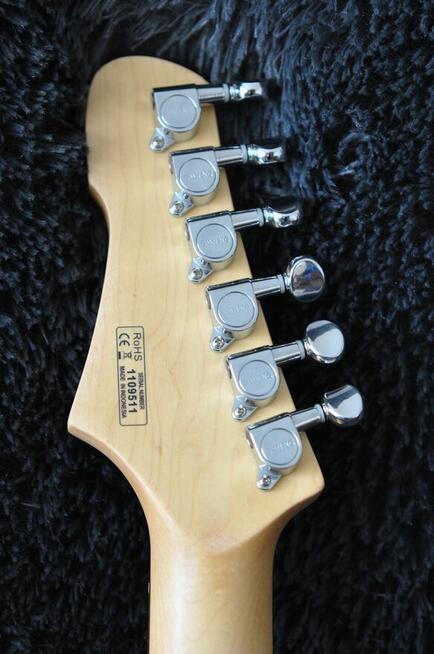 Gitara elektryczna SWING - stratocaster, czarna, układ HSS.