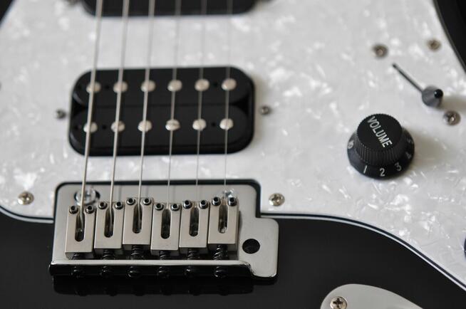 Gitara elektryczna SWING - stratocaster, czarna, układ HSS.