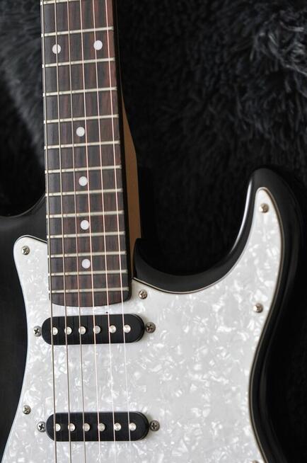 Gitara elektryczna SWING - stratocaster, czarna, układ HSS.