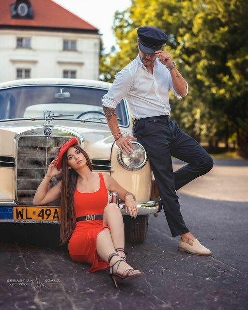 Biały Mercedes W126 do ślubu i inne zabytkowe auta