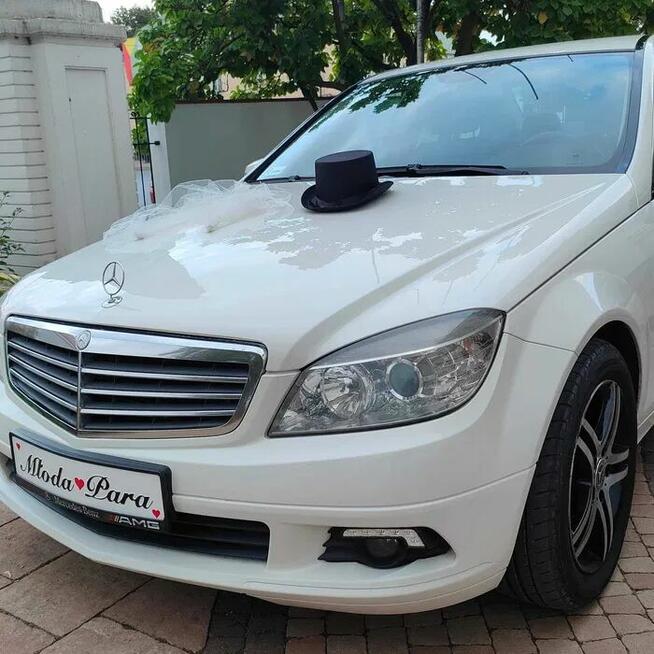 Biały Mercedes W126 do ślubu i inne zabytkowe auta