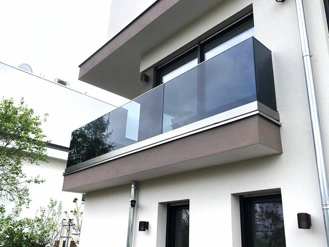 Balustrady, schody, zadaszenia, płoty ze stali nierdzewnej