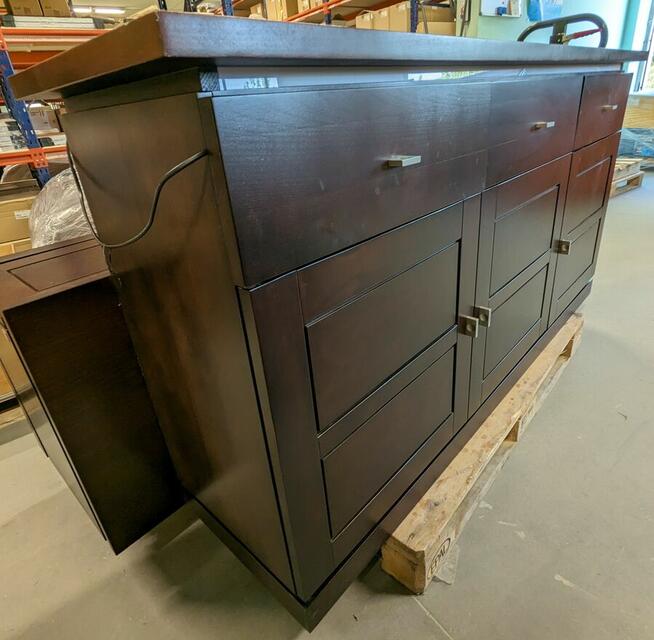 Szeroka komoda do salonu marki KLOSE