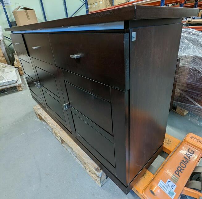 Szeroka komoda do salonu marki KLOSE