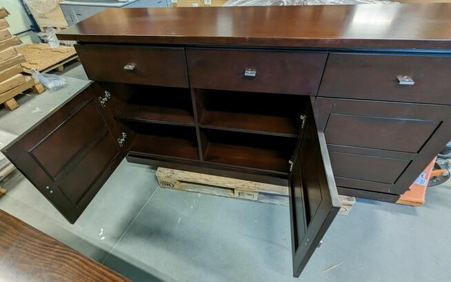 Szeroka komoda do salonu marki KLOSE