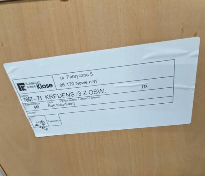 Szeroka komoda do salonu marki KLOSE