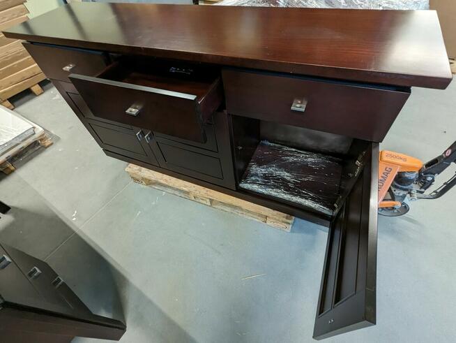 Szeroka komoda do salonu marki KLOSE