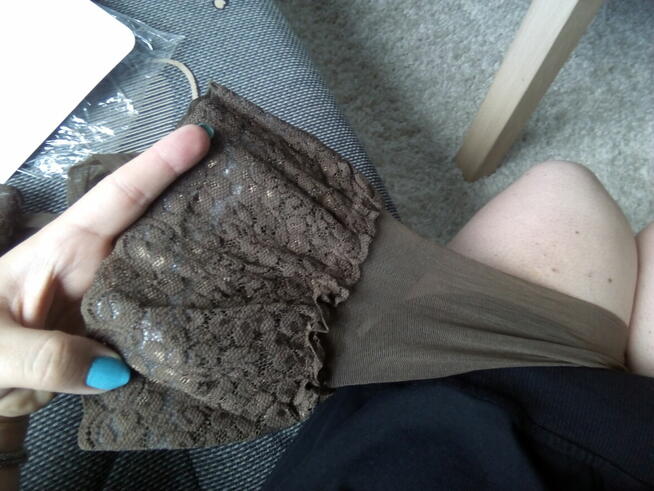 Brązowe pończochy z koronką3/4