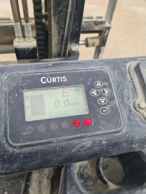 Wózek widłowy z napędem elektrycznym