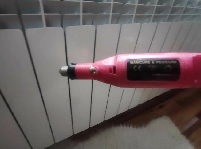 Różowa elektryczna frezarka, szlifierka do paznokci zasilacz