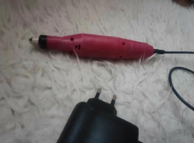 Różowa elektryczna frezarka, szlifierka do paznokci zasilacz