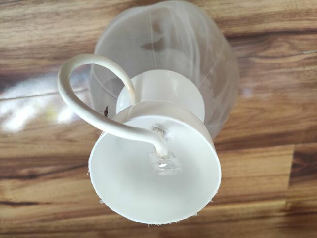 Kuchenna, biała lampa sufitowa z kloszem z mlecznego szkła