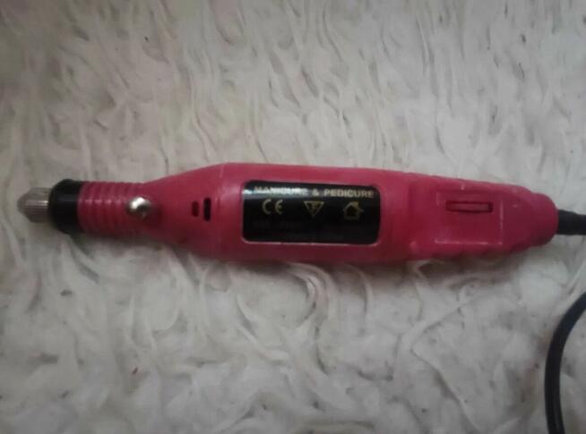 Różowa elektryczna frezarka, szlifierka do paznokci zasilacz