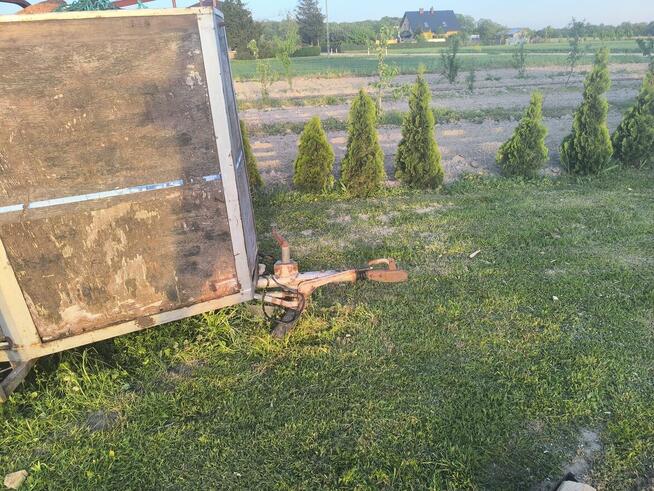 Przyczepa do przewozu konia 2osie i dojazdowym hamulcem