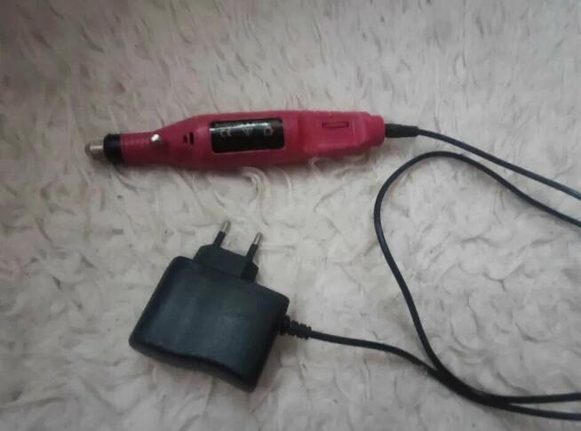 Różowa elektryczna frezarka, szlifierka do paznokci zasilacz