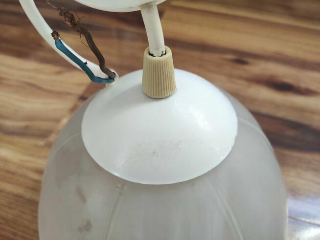 Kuchenna, biała lampa sufitowa z kloszem z mlecznego szkła