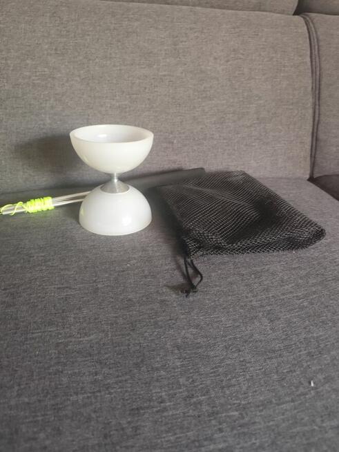 Diabolo świecaca gra zręcznościowa