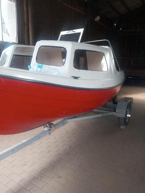 Łódka kabinowa wedkarska