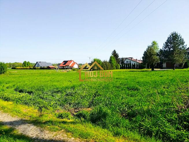 Twoje miejsce na dom – przestrzeń, cisza i szybki dojazd do
