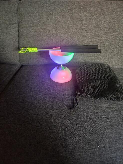 Diabolo świecaca gra zręcznościowa