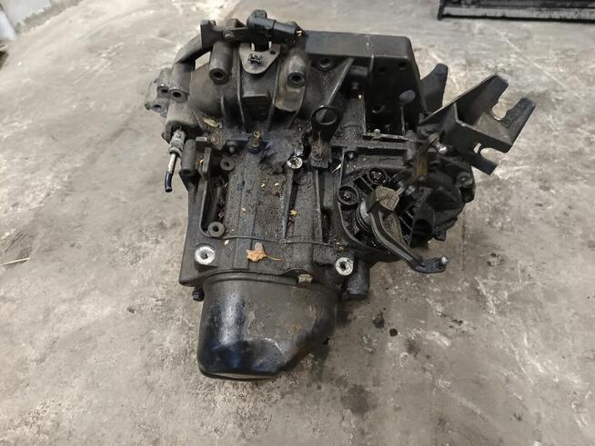 Skrzynia biegow renault 1.5 dci k9k rozrusznik z tylu.