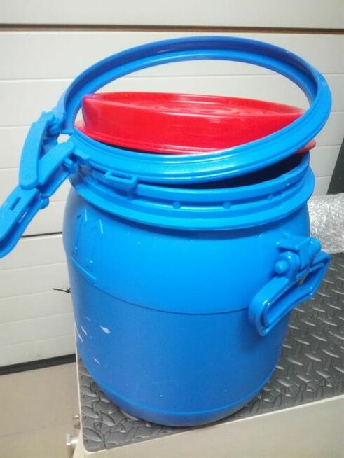 Beczki pojemniki plastikowe ok. 18l.